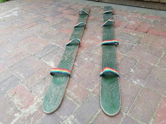 Große Holz-Skier des Bürgerhauses Hemelingen